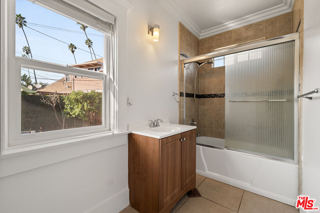 1513 South Victoria Avenue Los Angeles, CA 90019 - Photo 11 of 23