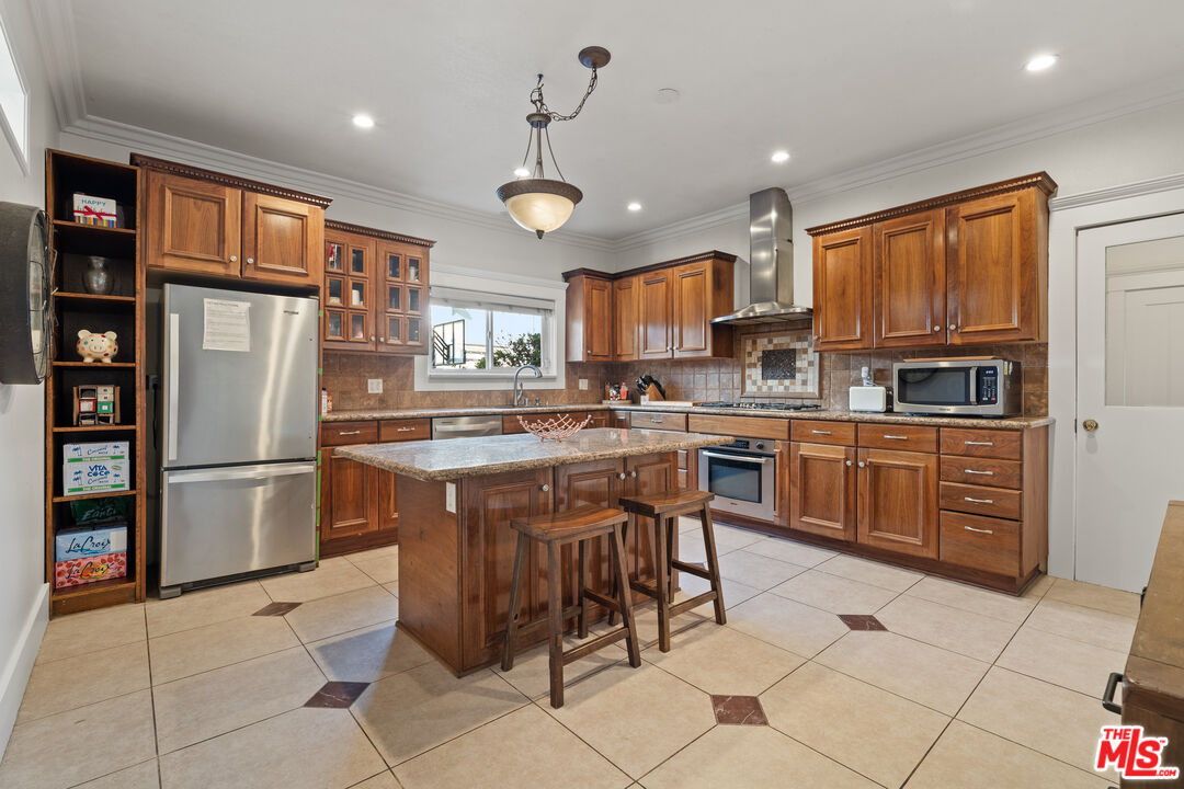 1513 South Victoria Avenue Los Angeles, CA 90019 - Photo 8 of 23