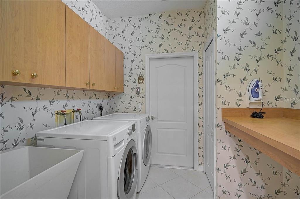 103 Bishopscourt Road Osprey, FL 34229 - Photo 23 of 55 a bathroom with a sink and a bathtub