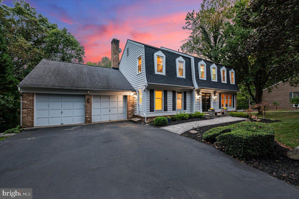 9625 Reach Road Potomac, MD 20854 - Photo 4 of 64 Large 2-car Garage