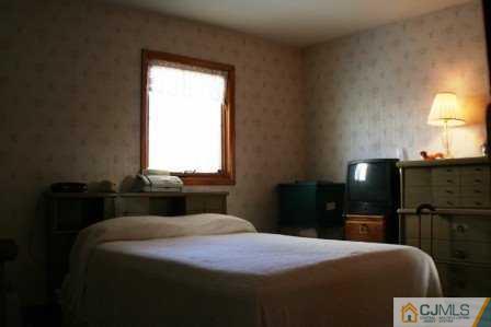 24 Baxter Road Edison, NJ 08817 - Photo 5 of 7 a bedroom with a bed and a window