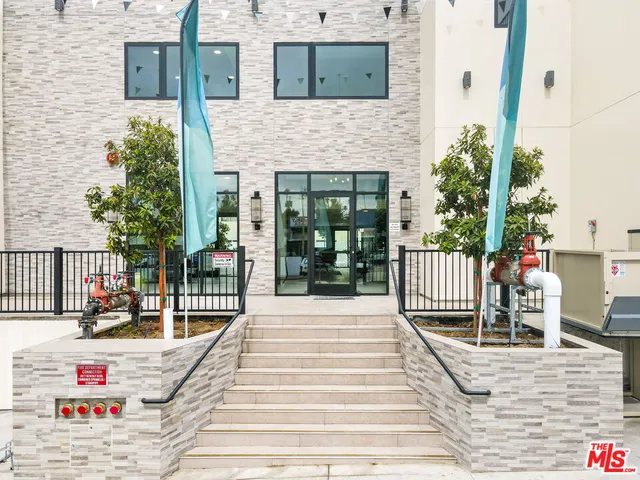 $3,250 | 3977 Beverly Boulevard, Unit 202, Los Angeles, CA 90004