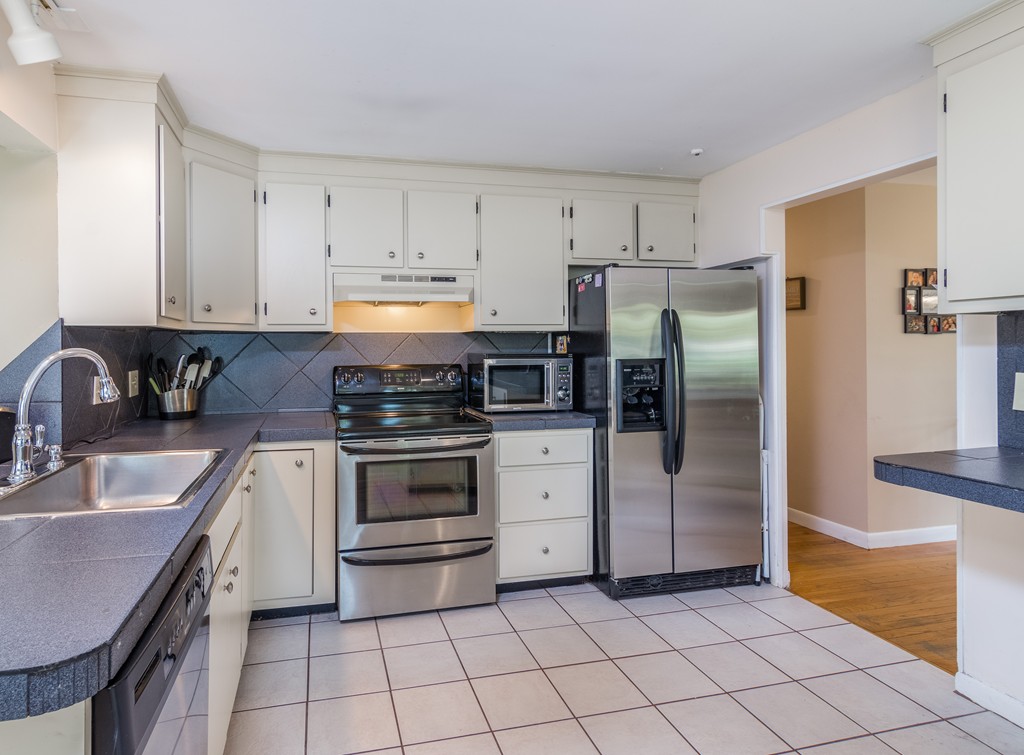 8 Niles Road Randolph, MA 02368 - Photo 5 of 21 Gallery Image 5