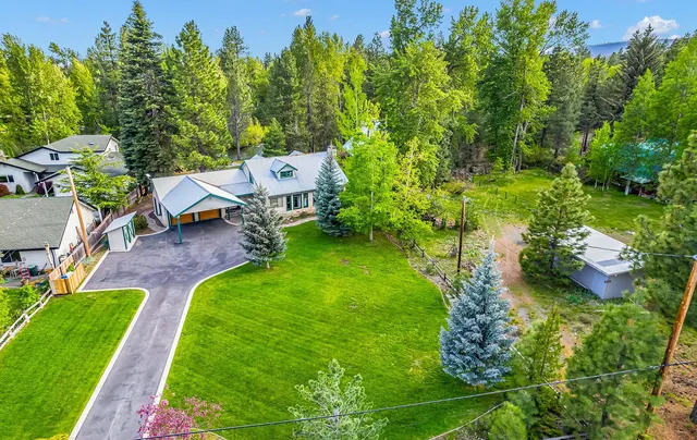 a view of a garden with lawn chairs