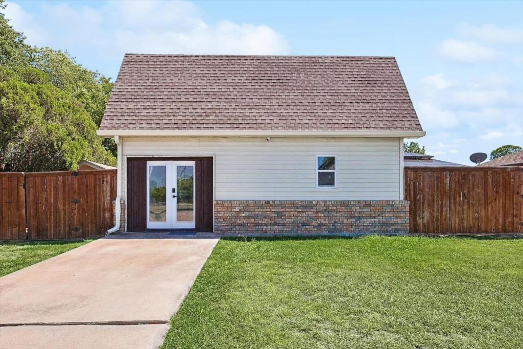 3322 Darby Lane, Unit GUEST Denton, TX 76207 - Photo 22 of 22 a front view of house with a garden