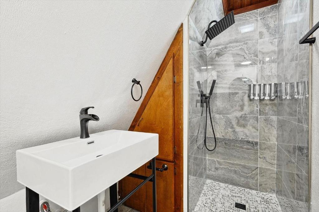 3322 Darby Lane, Unit GUEST Denton, TX 76207 - Photo 3 of 22 a bathroom with a sink and mirror