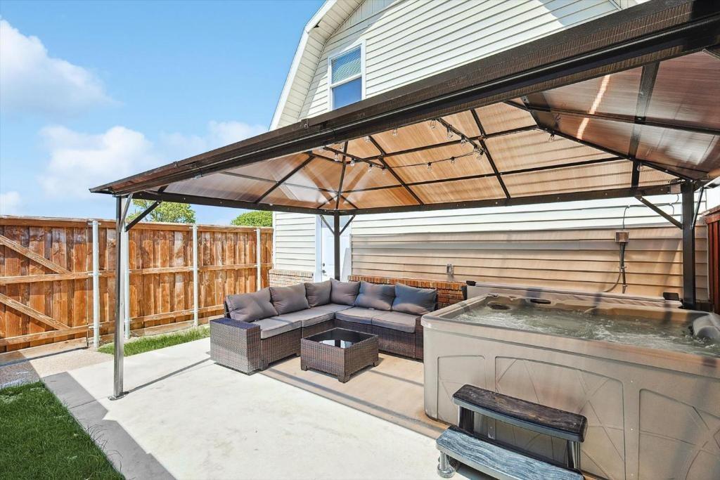 3322 Darby Lane, Unit GUEST Denton, TX 76207 - Photo 6 of 22 a roof deck with couches and potted plants