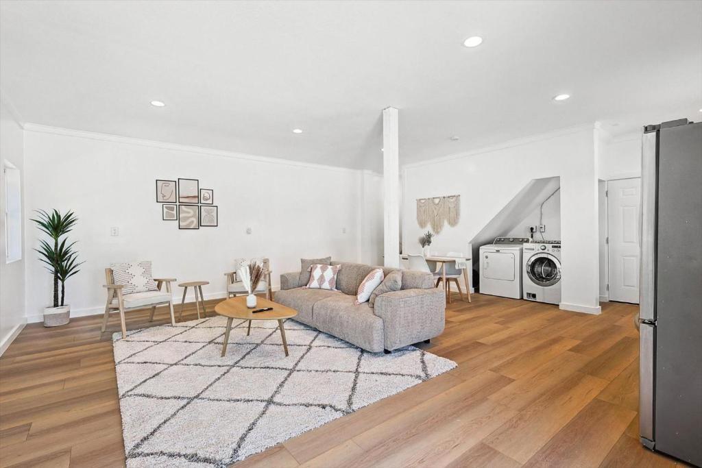 3322 Darby Lane, Unit GUEST Denton, TX 76207 - Photo 9 of 22 a living room with furniture