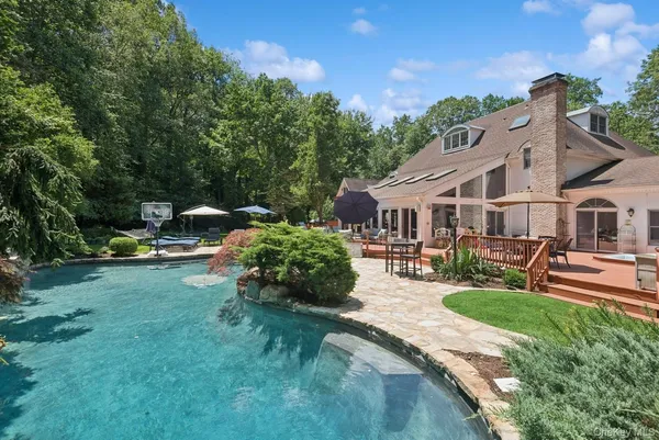 $2,799,990 | 9 Swan Place, St. James, NY 11780