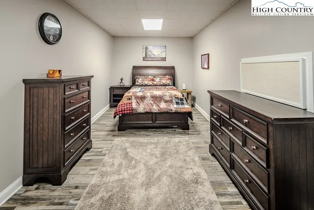 a view of a livingroom with furniture