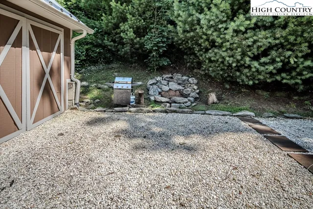 a view of a house with backyard