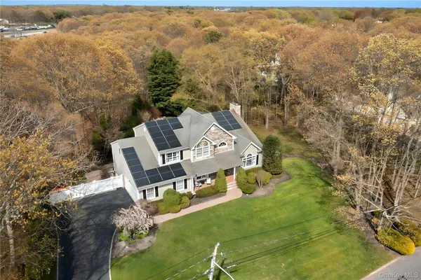 $999,000 | 251 Oakwood Road, Oakdale, NY 11769