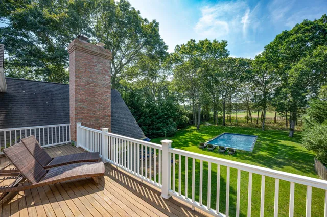 a view of a backyard