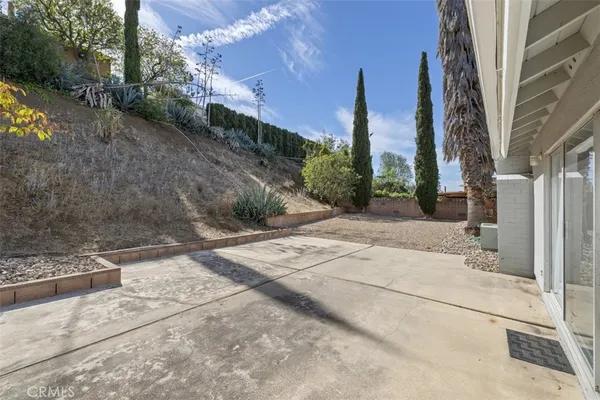 a view of a pathway with a yard
