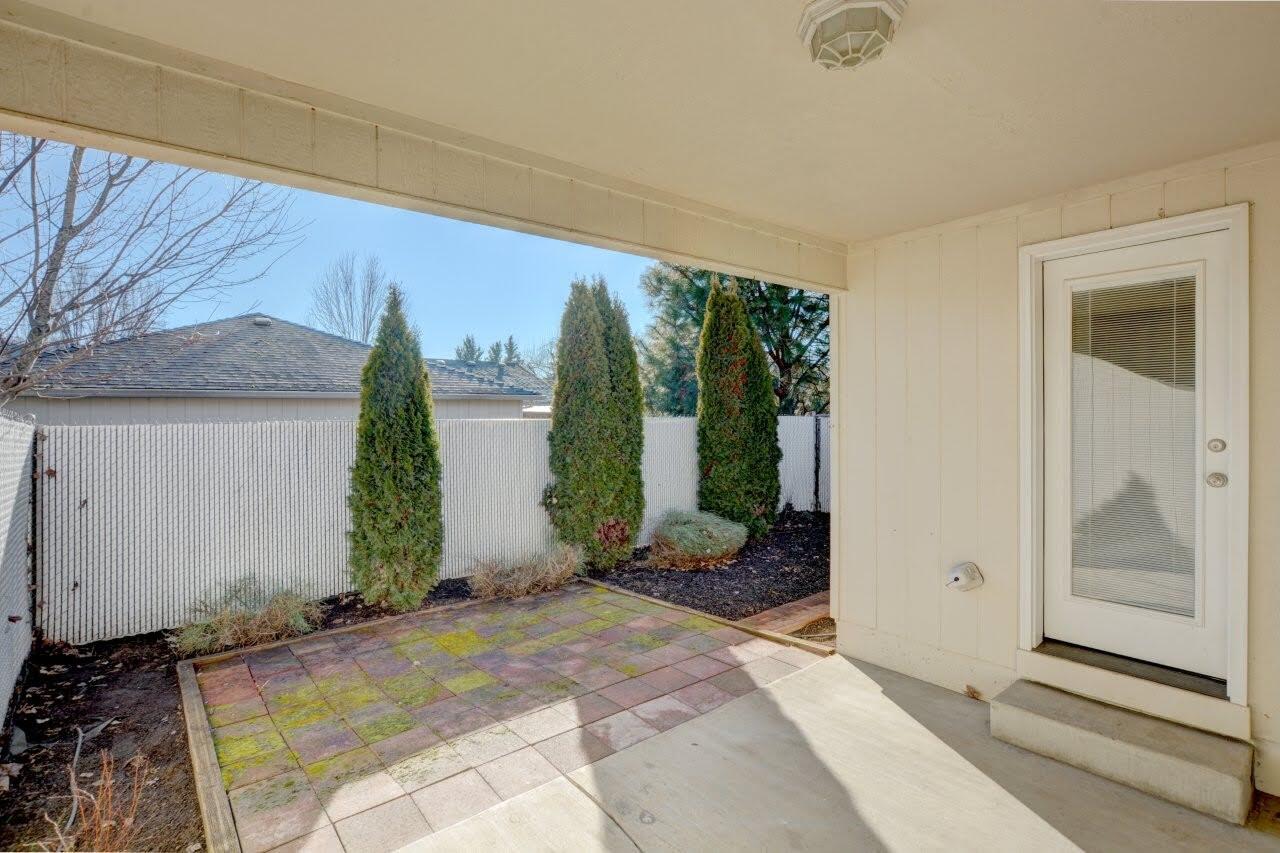417 Crystal Drive Eagle Point, OR 97524 - Photo 27 of 35 a bedroom with a bed and a window