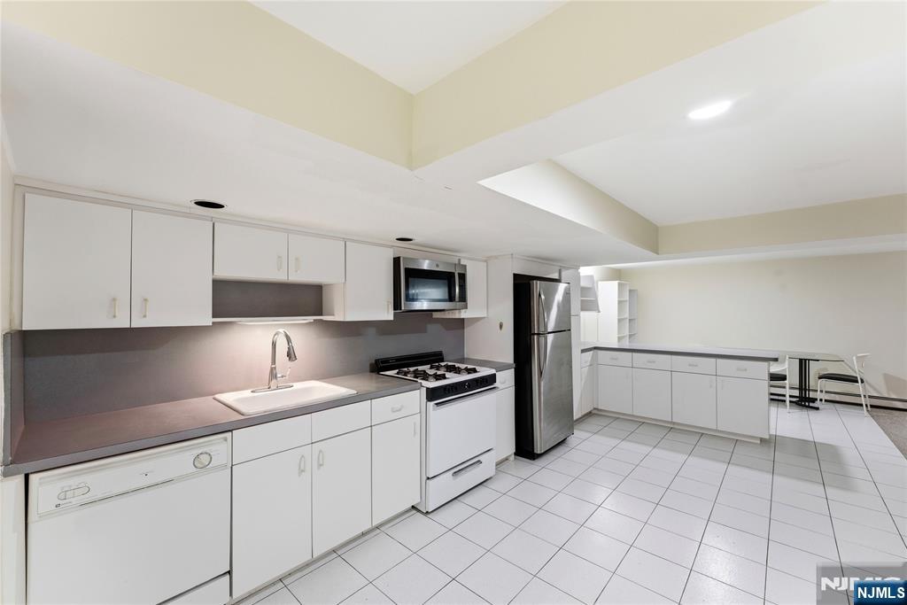 767 Kingsland Avenue Ridgefield, NJ 07657 - Photo 7 of 49
