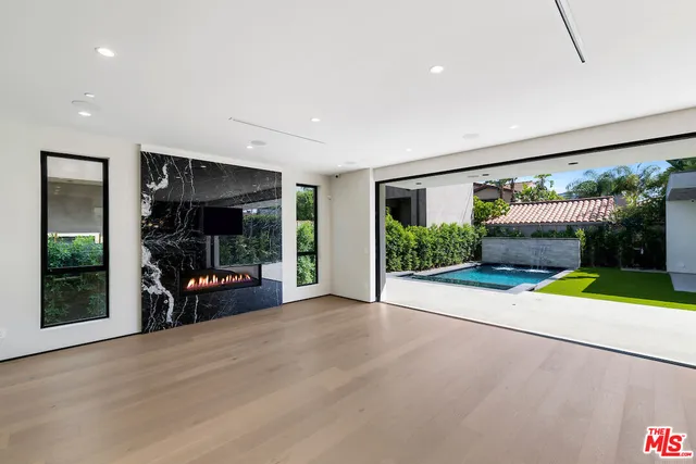 a view of livingroom with furniture