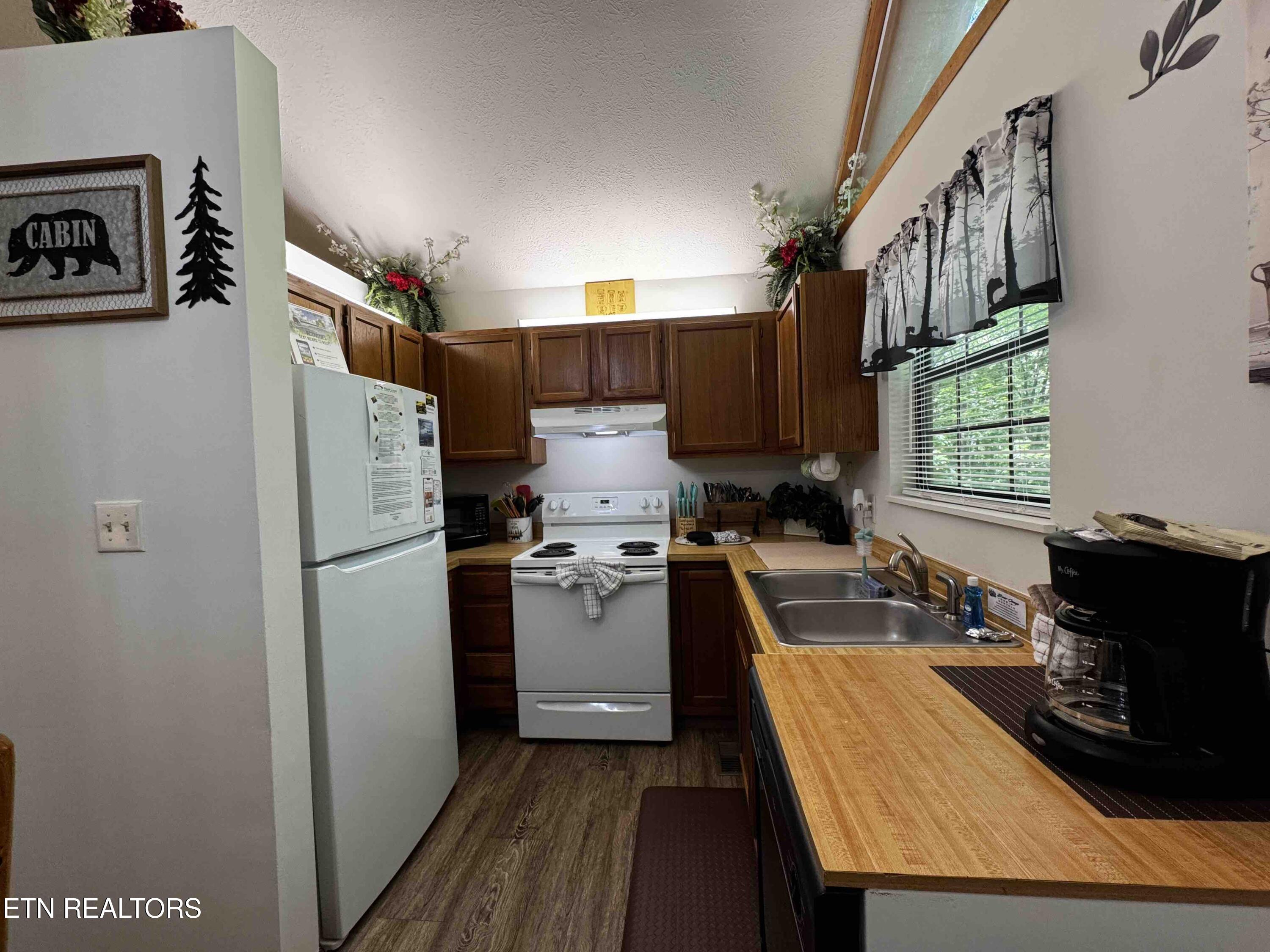 653 Oaks View Court Pigeon Forge, TN 37863 - Photo 13 of 49 Kitchen