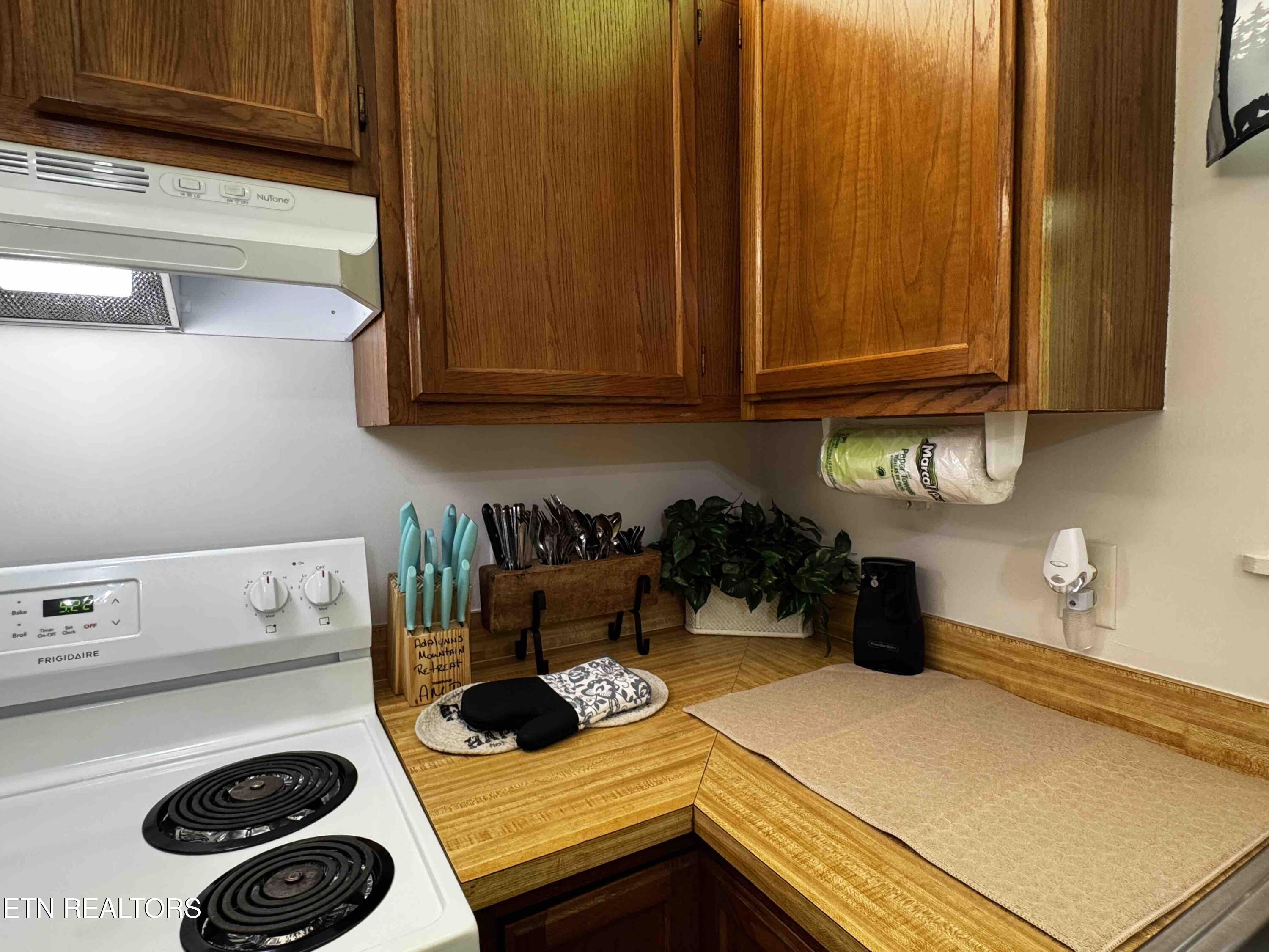 653 Oaks View Court Pigeon Forge, TN 37863 - Photo 14 of 49 Kitchen2