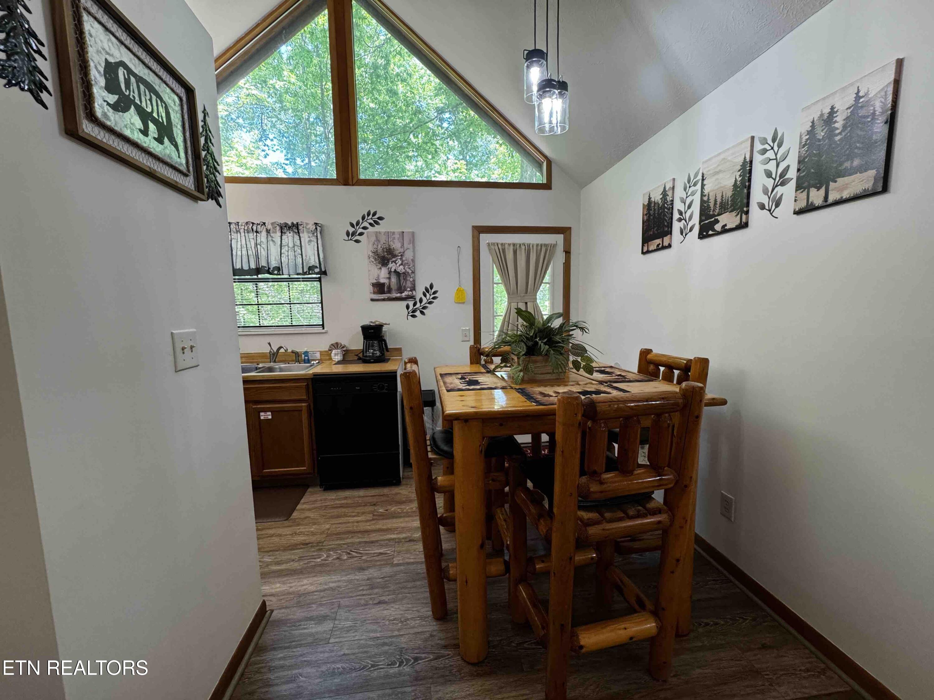 653 Oaks View Court Pigeon Forge, TN 37863 - Photo 17 of 49 Dining