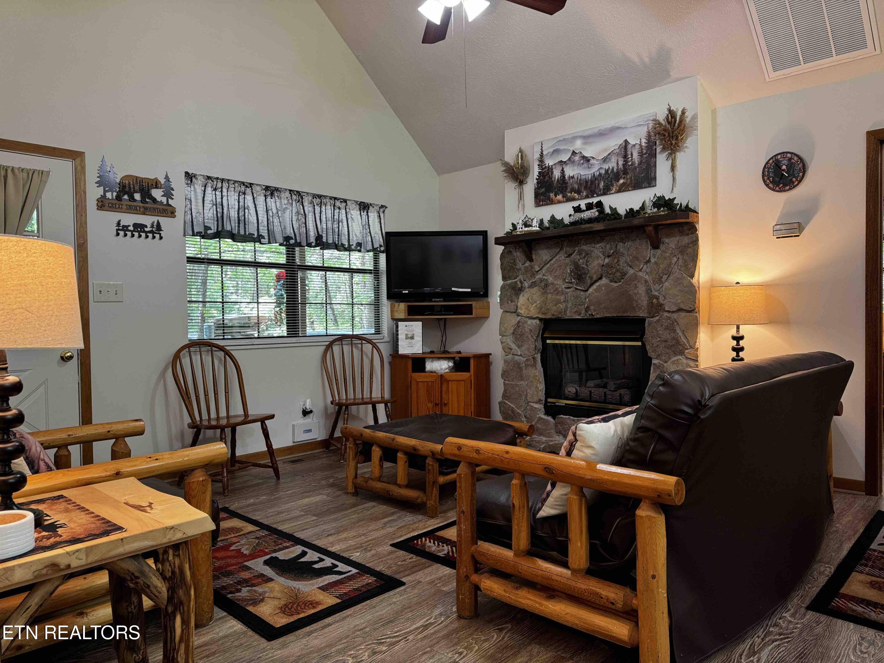 653 Oaks View Court Pigeon Forge, TN 37863 - Photo 3 of 49 LivRm2