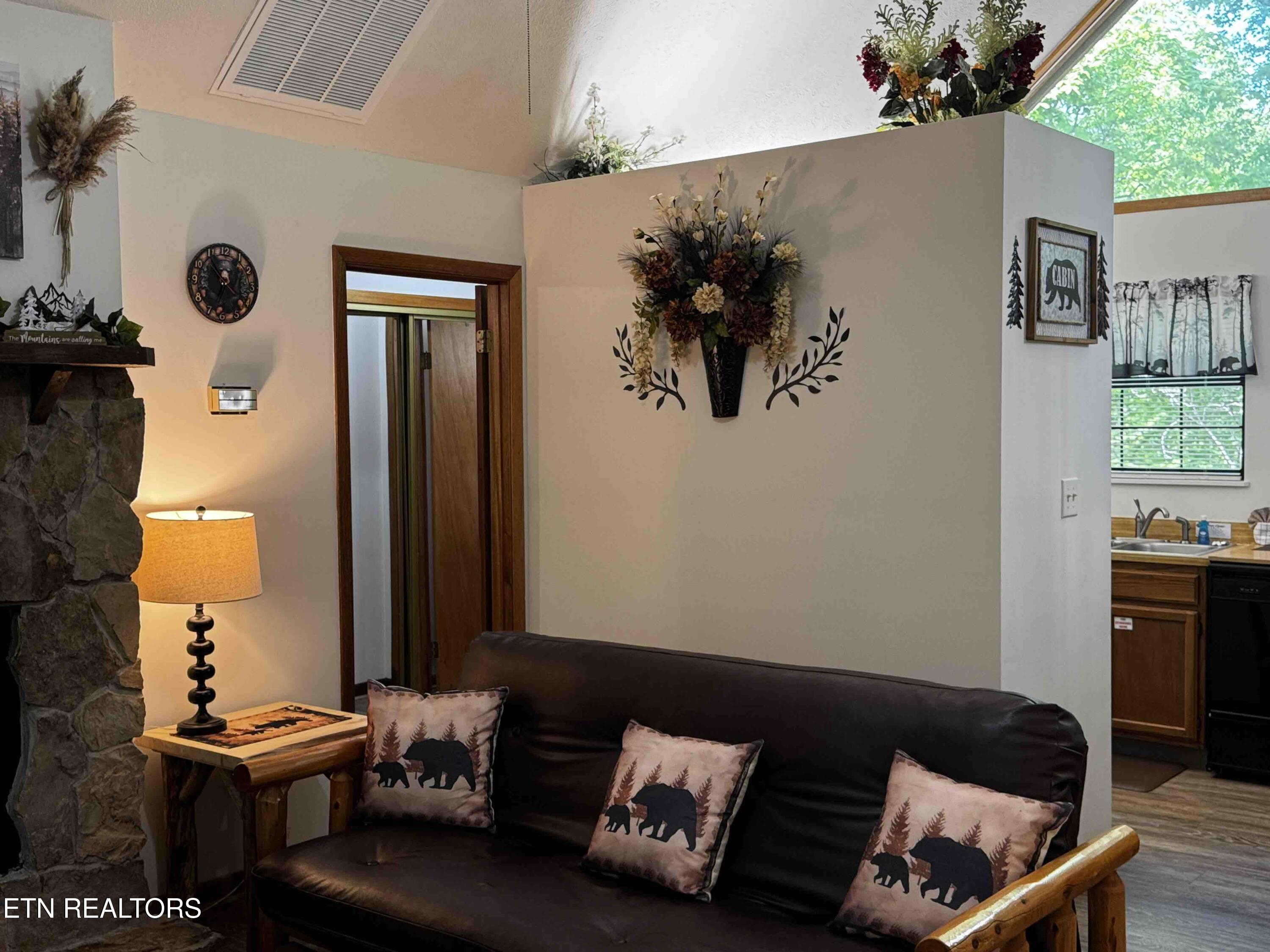 653 Oaks View Court Pigeon Forge, TN 37863 - Photo 4 of 49 LivRmdecor