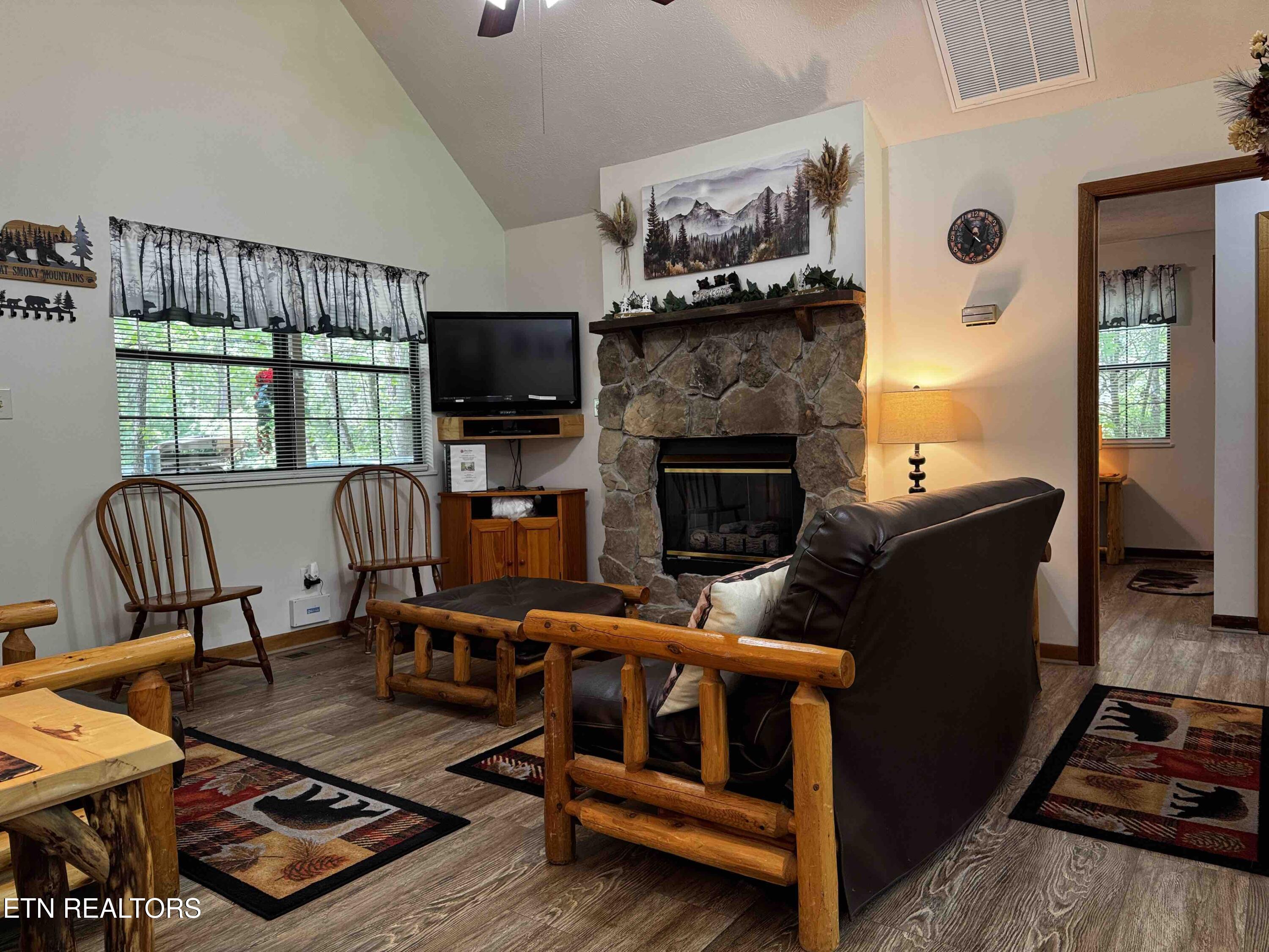 653 Oaks View Court Pigeon Forge, TN 37863 - Photo 5 of 49 LivRm