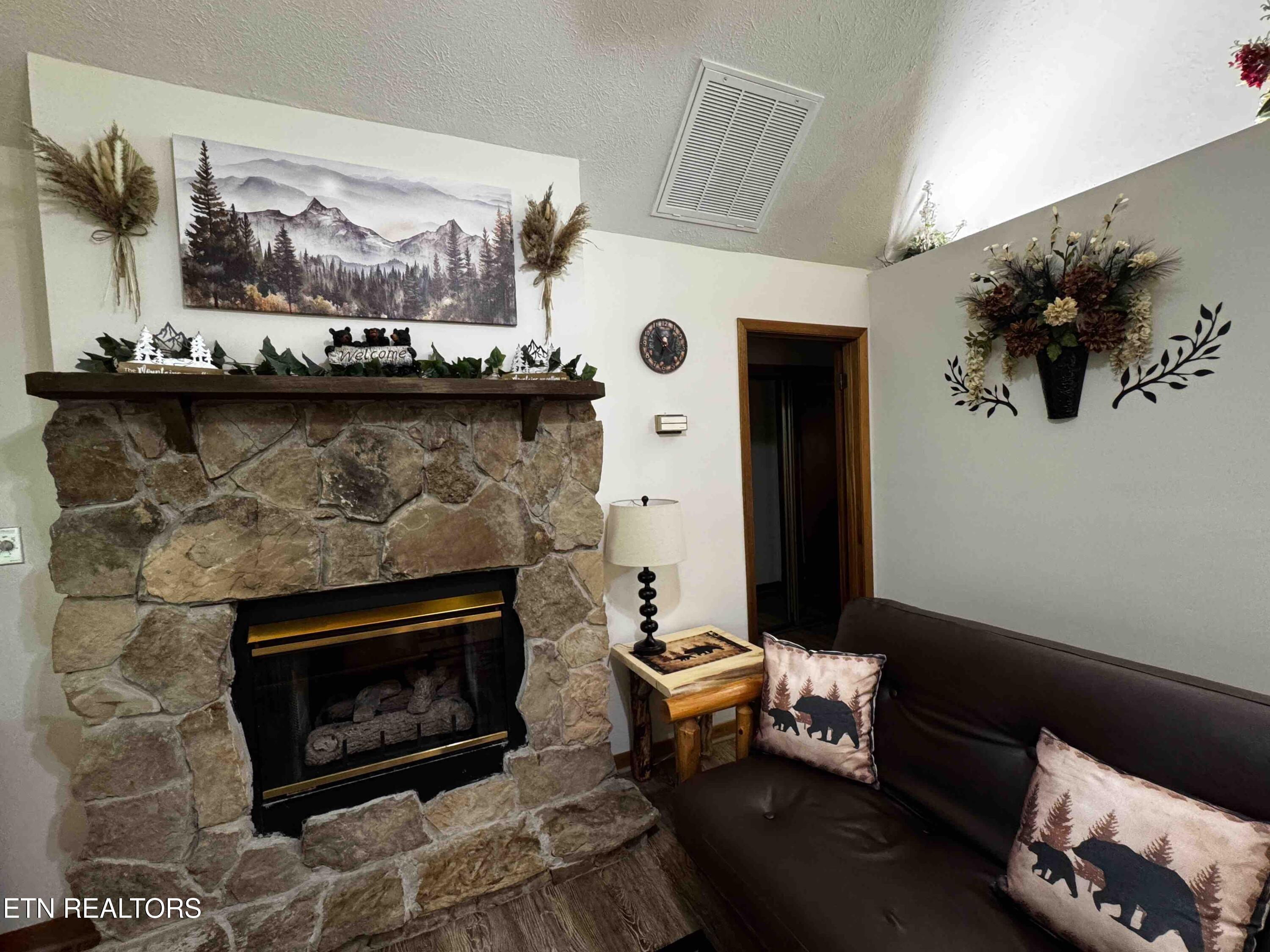 653 Oaks View Court Pigeon Forge, TN 37863 - Photo 6 of 49 LivRmFire3