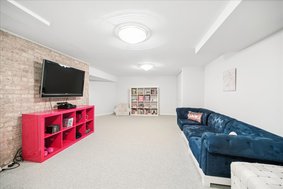 912 Hunter Road Wilmette, IL 60091 - Photo 26 of 38 Gallery Image 26