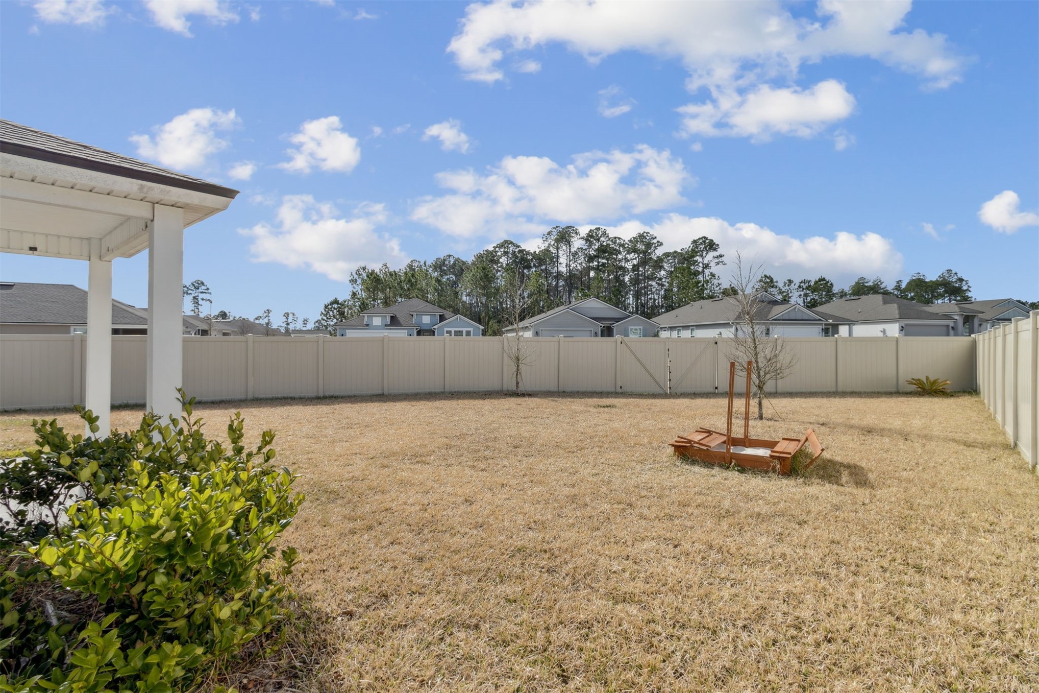 65860 Edgewater Drive Yulee, FL 32097 - Photo 27 of 39 a backyard of a house