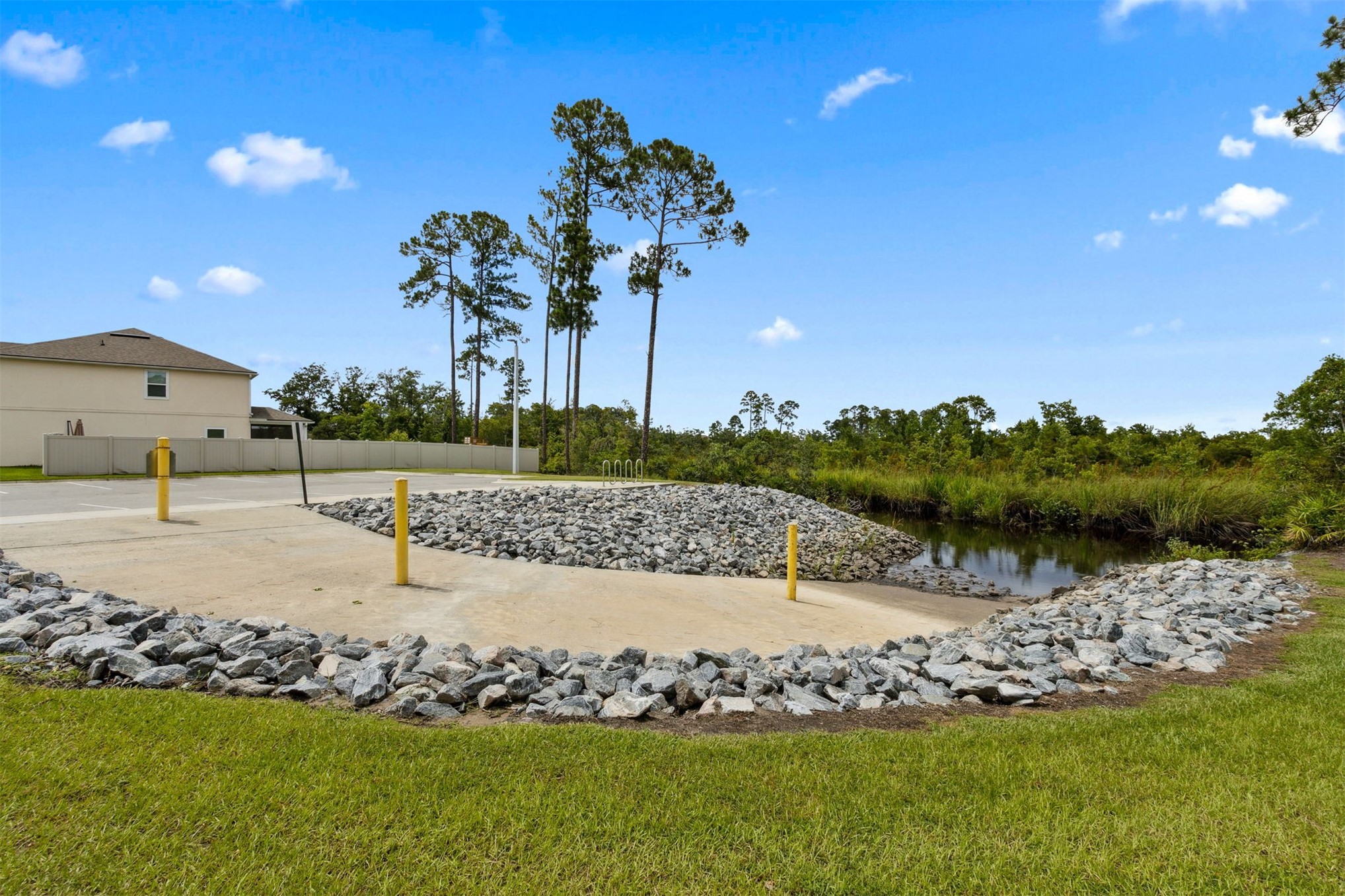 65860 Edgewater Drive Yulee, FL 32097 - Photo 38 of 39 a view of a garden with an tree