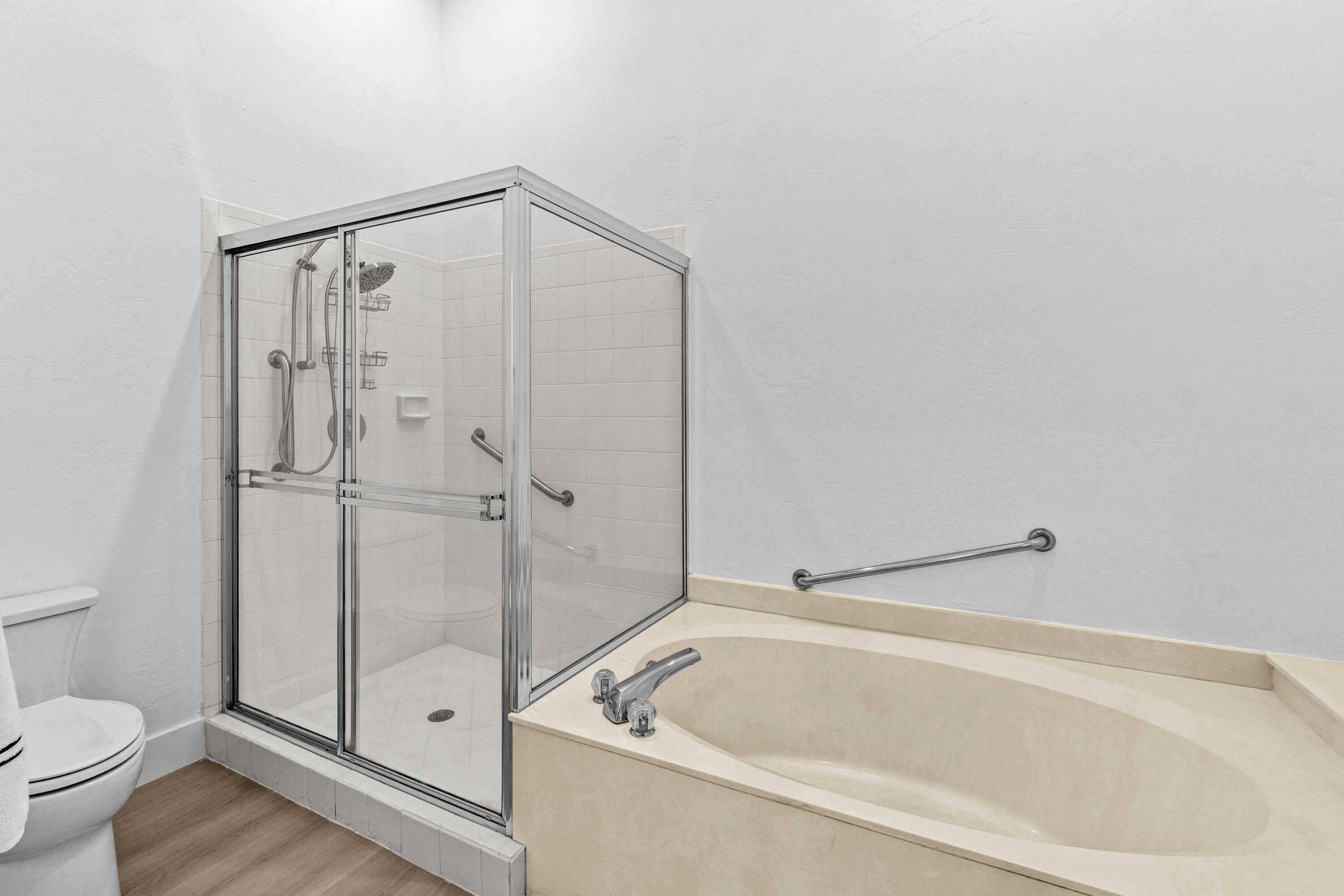 5097 Windsor Parke Drive Boca Raton, FL 33496 - Photo 20 of 27 a bathroom with a tub and toilet