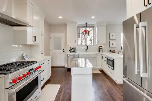 $1,200,000 | 10162 South Longwood Drive, Chicago, IL 60643