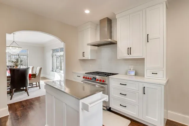 $1,200,000 | 10162 South Longwood Drive, Chicago, IL 60643