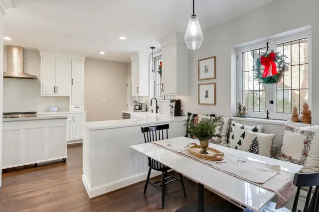 $1,200,000 | 10162 South Longwood Drive, Chicago, IL 60643