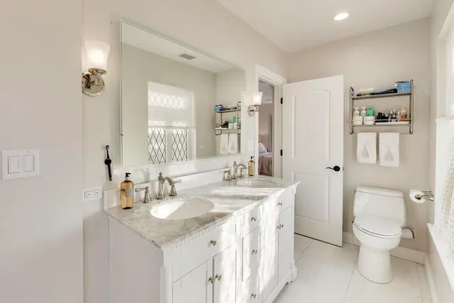 $1,200,000 | 10162 South Longwood Drive, Chicago, IL 60643