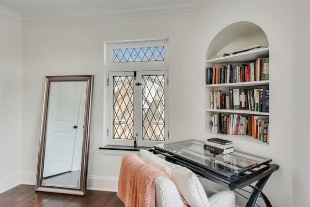 $1,200,000 | 10162 South Longwood Drive, Chicago, IL 60643