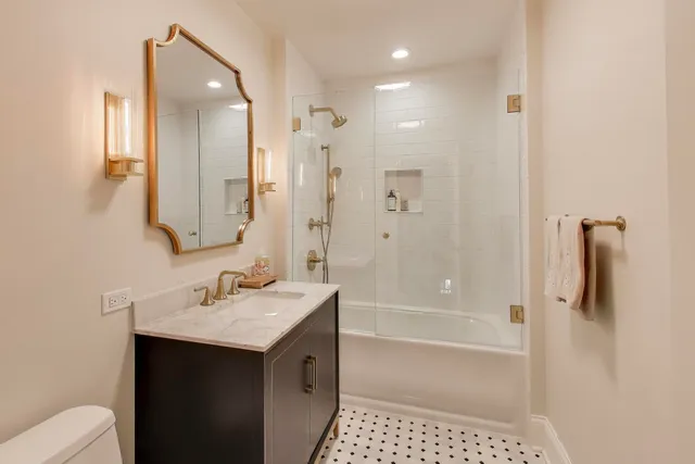 $1,200,000 | 10162 South Longwood Drive, Chicago, IL 60643