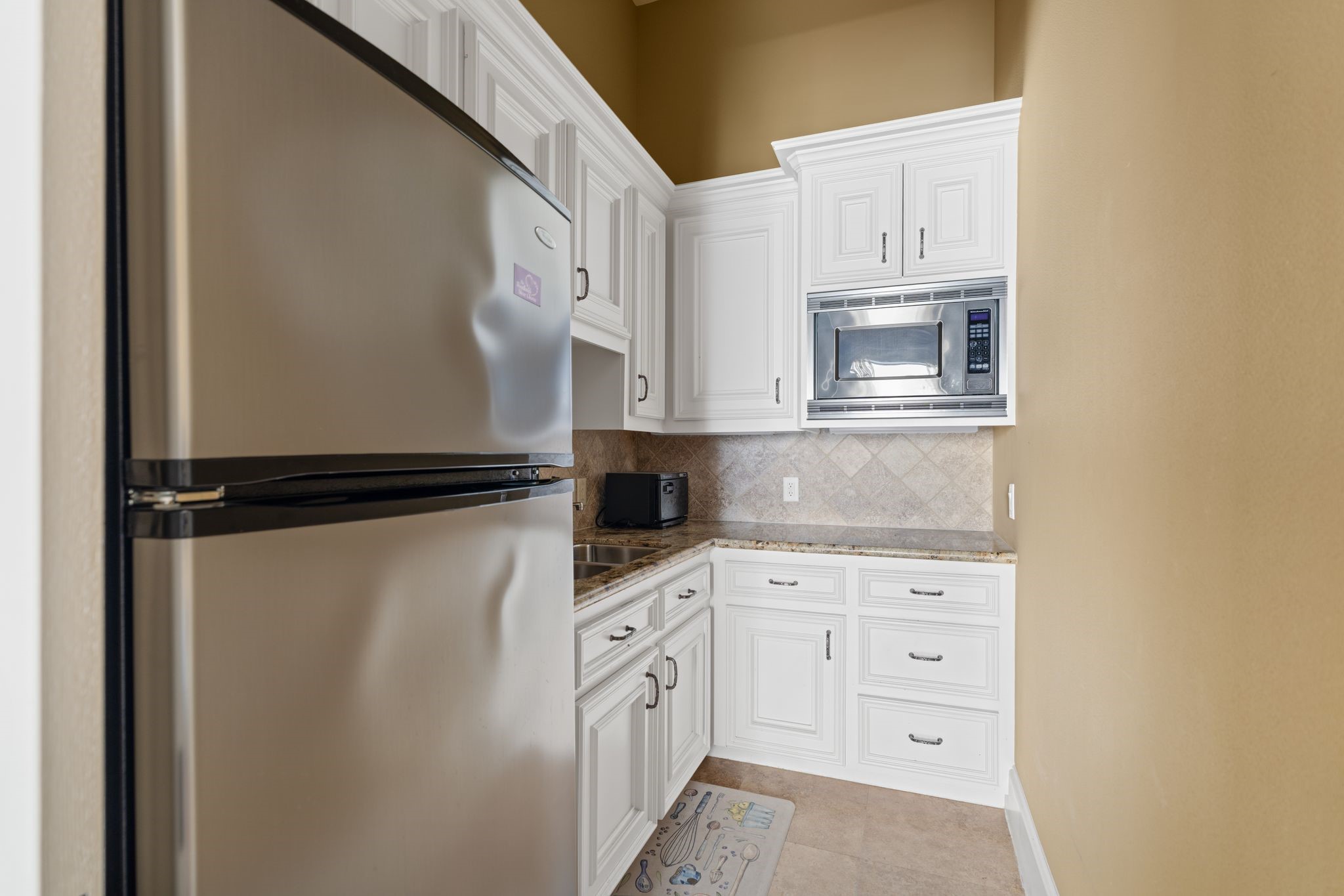 16502 Glorietta Turn Houston, TX 77068 - Photo 32 of 50 Guest suite's kitchenette with refrigerator and microwave.