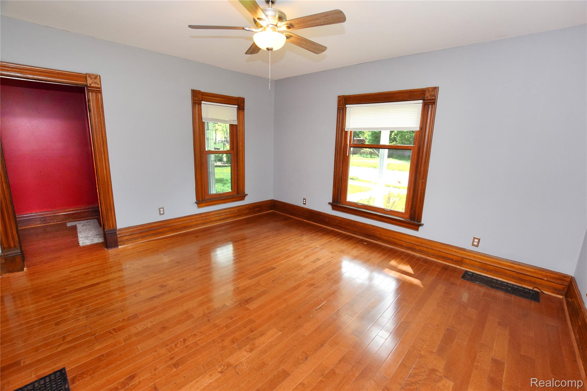 404 North Adelaide Street Fenton, MI 48430 - Photo 5 of 23 Living Room