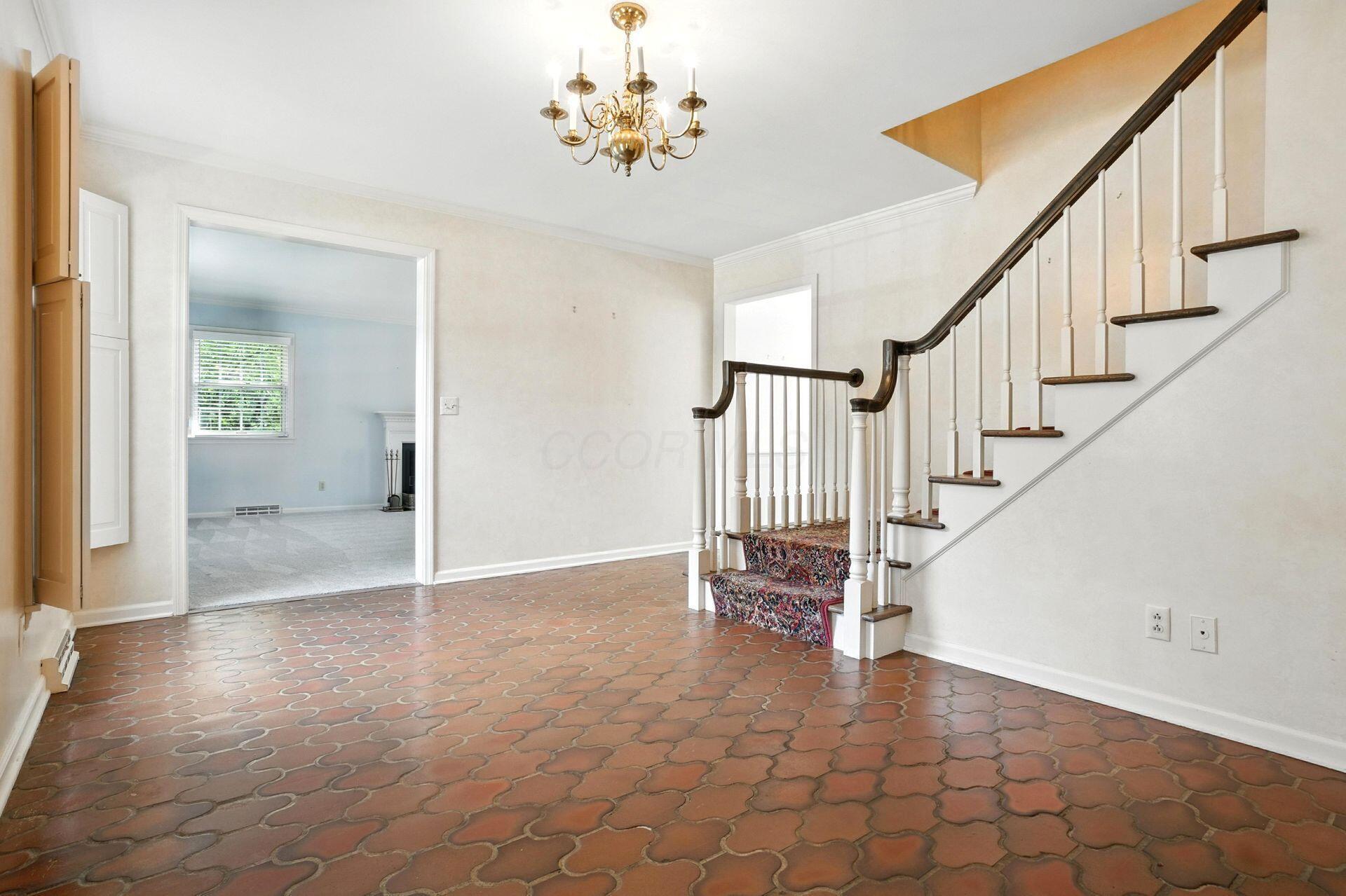 6025 Whitman Road Columbus, OH 43213 - Photo 4 of 48 004_ Rd Columbus OH 43213 USA