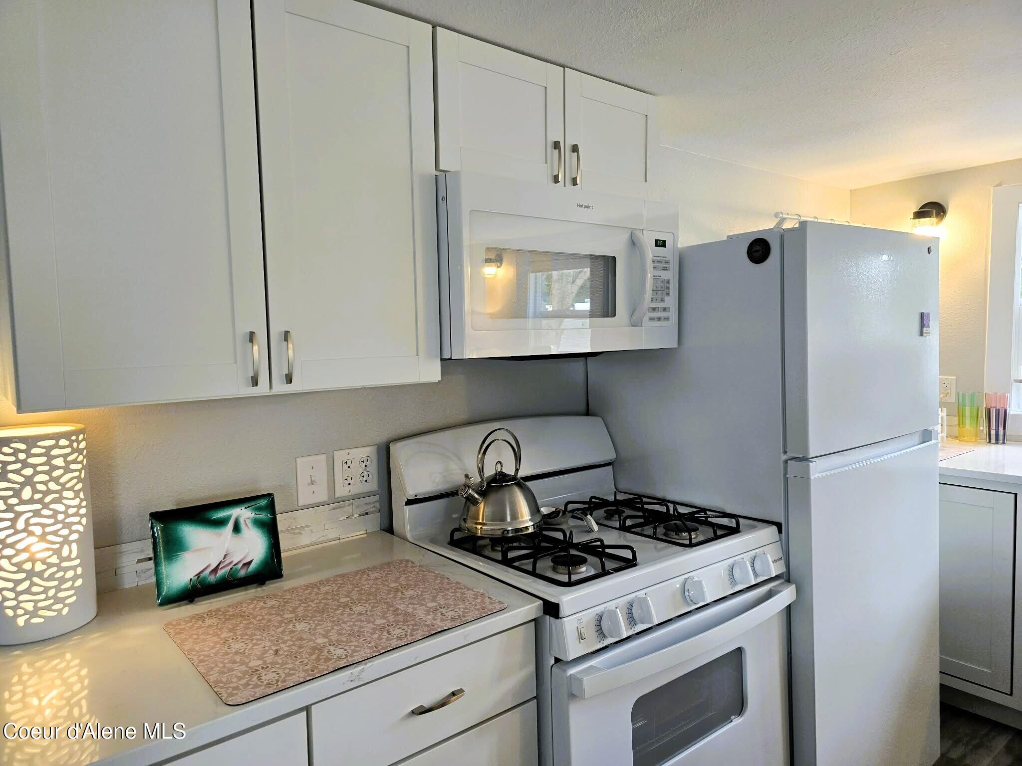 28 East Walrose Loop Hayden, ID 83835 - Photo 8 of 20 Kitchen