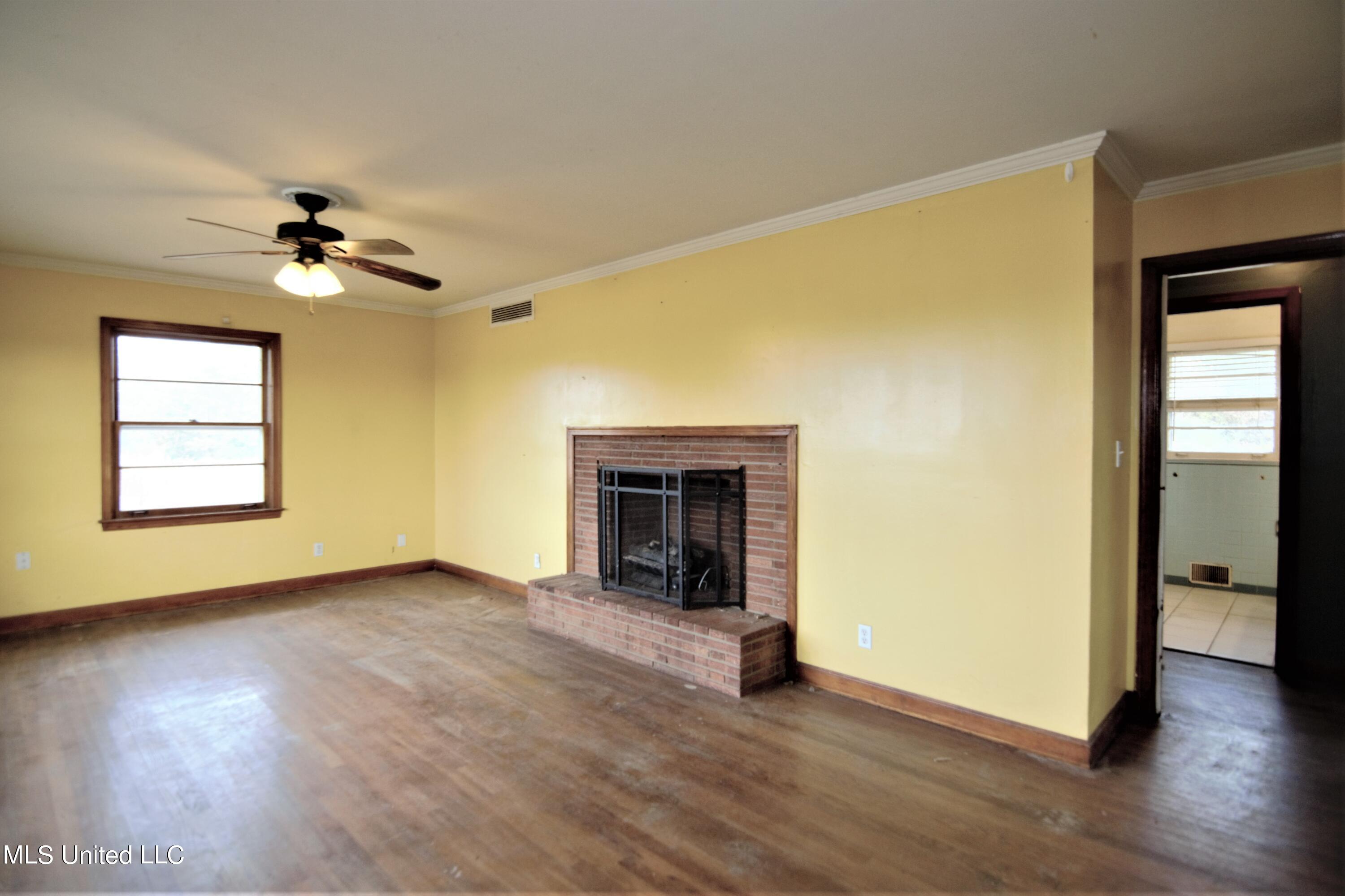 1019 Williams Road Byhalia, MS 38611 - Photo 11 of 33 Living Room with decorative fireplace