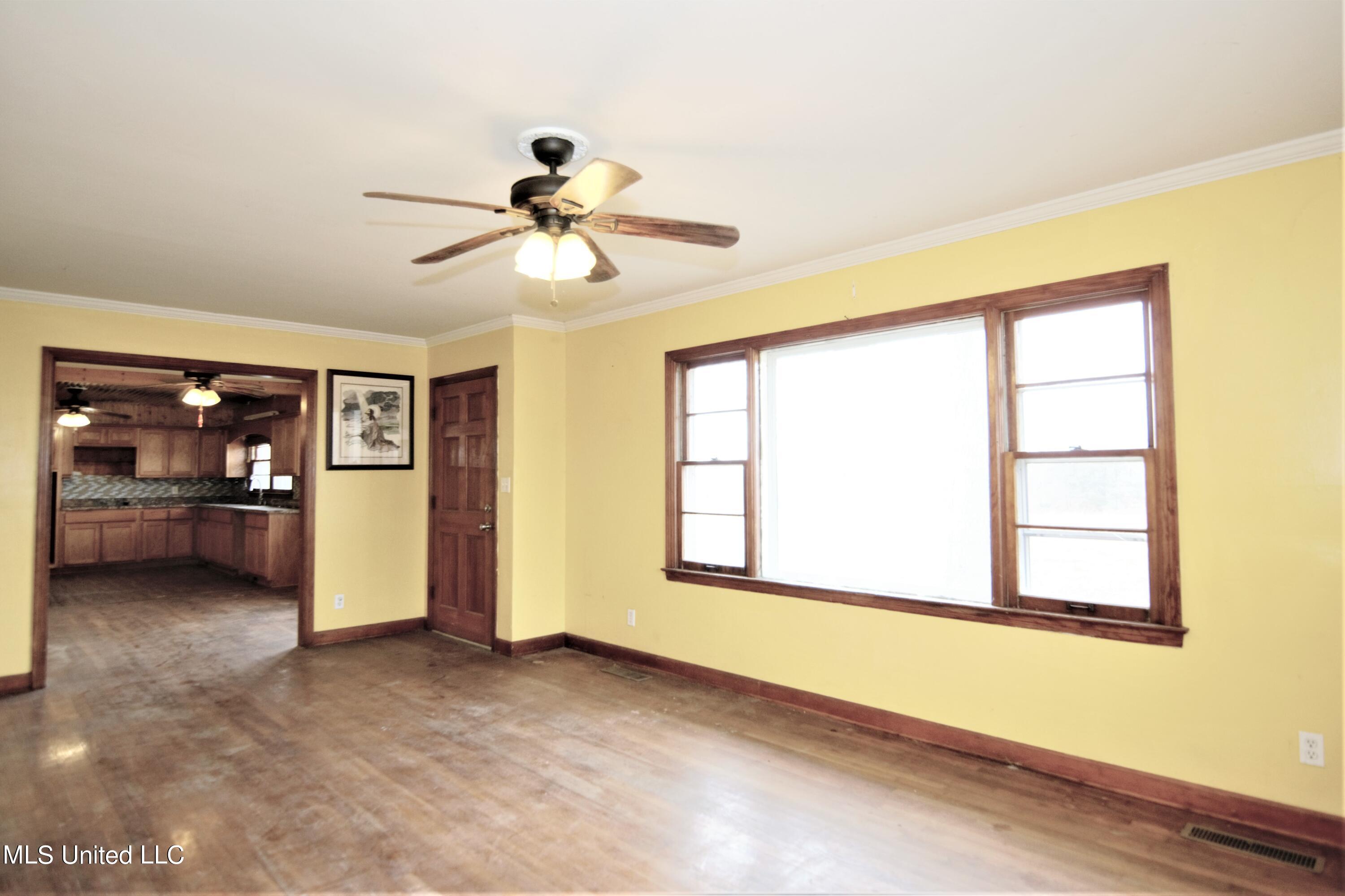 1019 Williams Road Byhalia, MS 38611 - Photo 12 of 33 Living room with large window