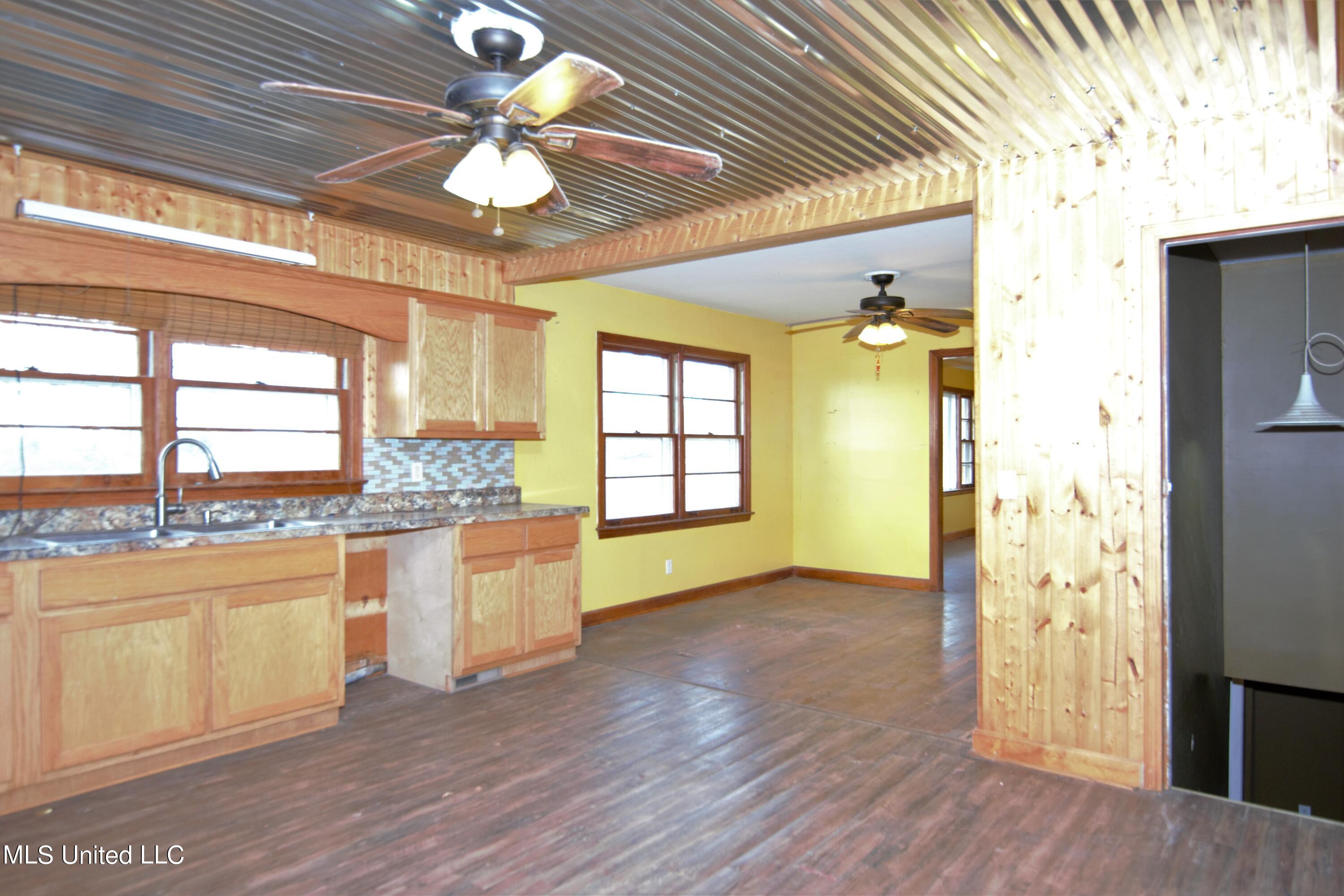 1019 Williams Road Byhalia, MS 38611 - Photo 15 of 33 Kitchen with lots of cabinets