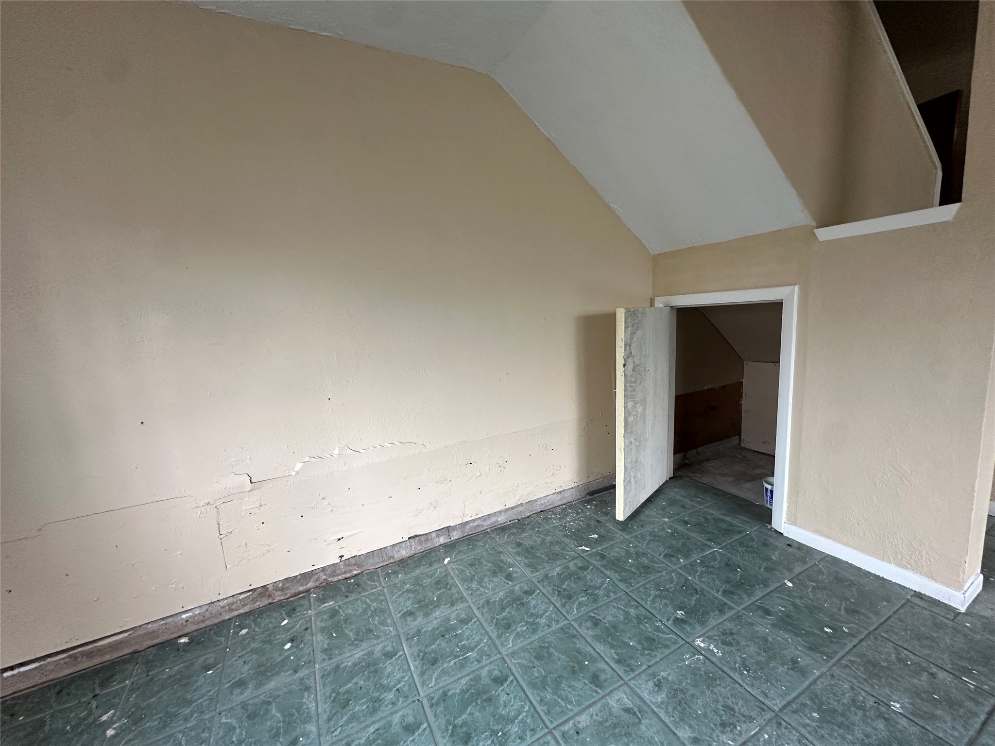 6121 Grace Lane Houston, TX 77021 - Photo 13 of 35 an empty room with an entryway