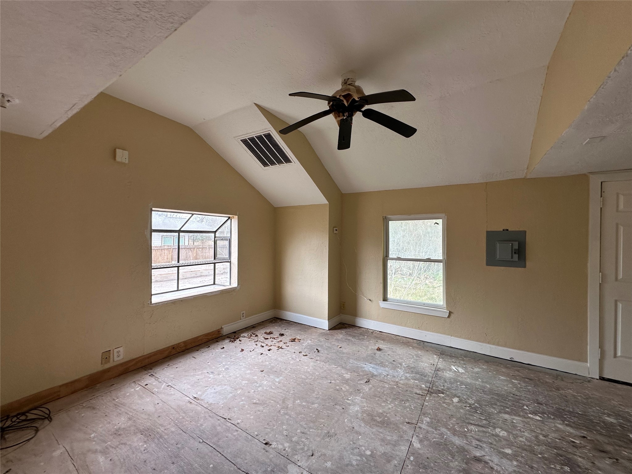 6121 Grace Lane Houston, TX 77021 - Photo 16 of 35 a view of empty room with windows