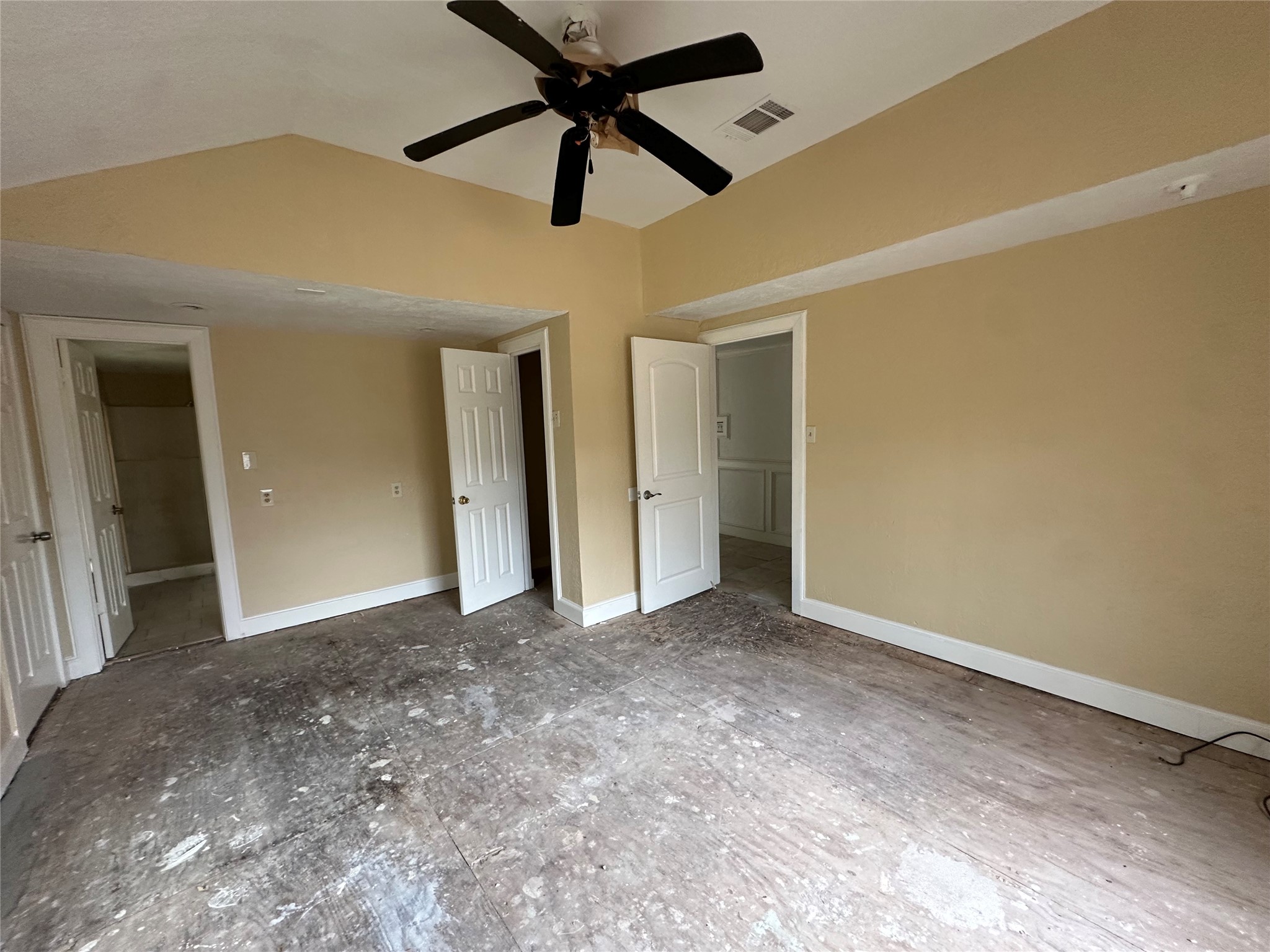 6121 Grace Lane Houston, TX 77021 - Photo 17 of 35 a view of empty room with ceiling fan