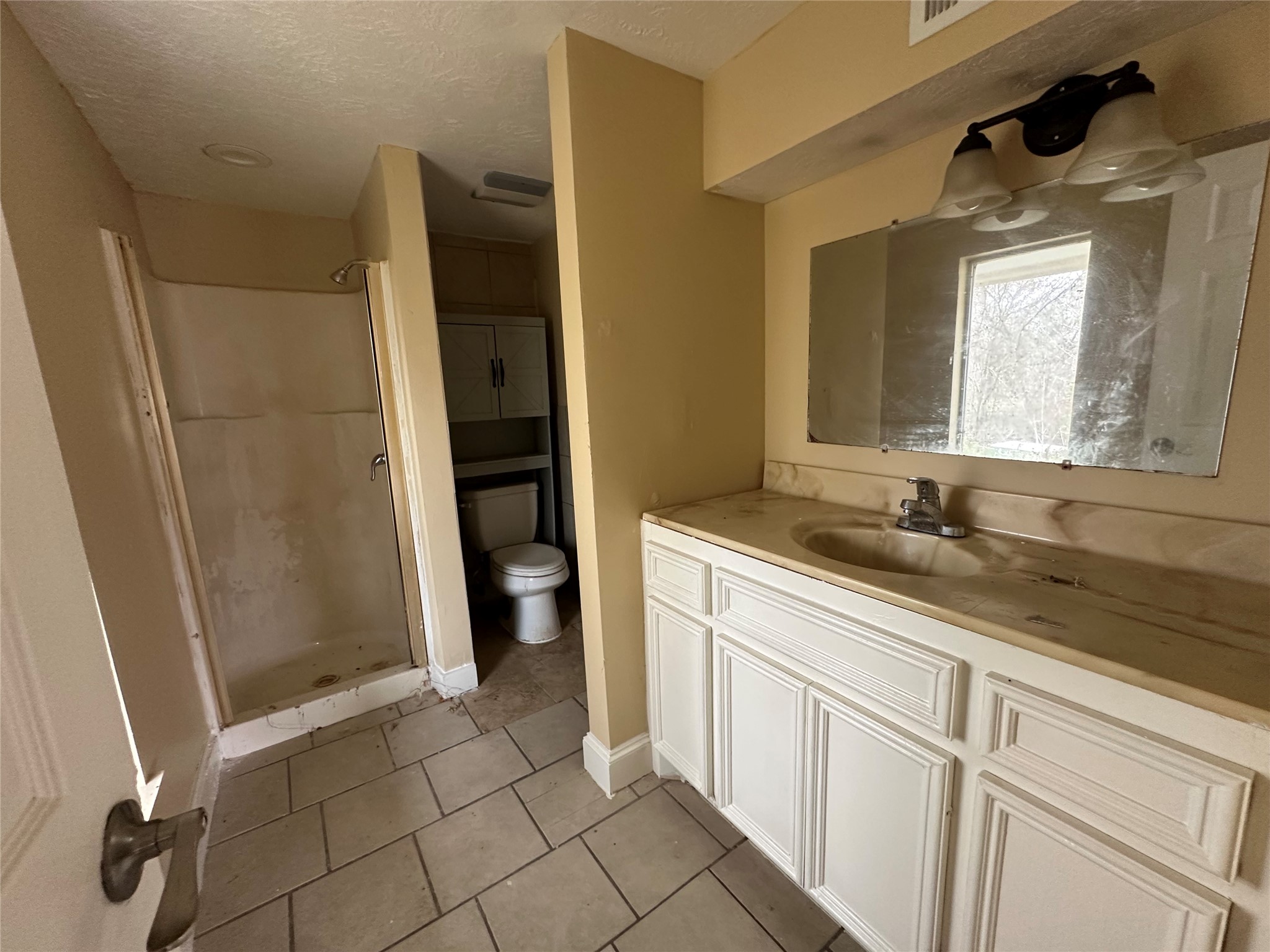 6121 Grace Lane Houston, TX 77021 - Photo 19 of 35 a bathroom with a sink and a mirror
