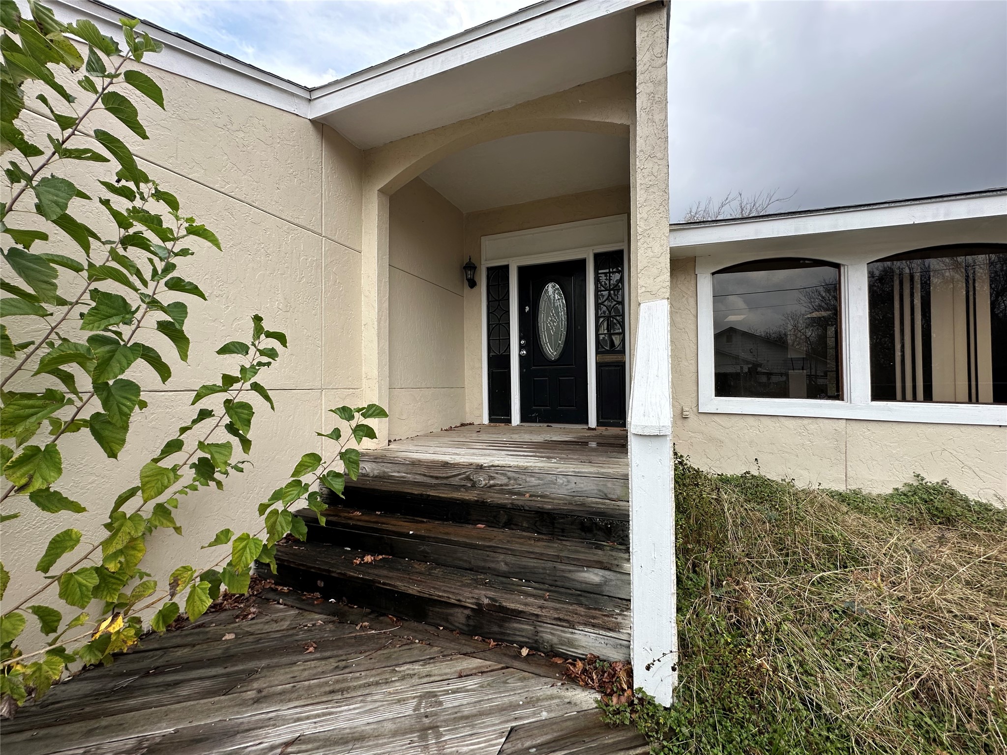 6121 Grace Lane Houston, TX 77021 - Photo 2 of 35 a view of a entryway door front of house